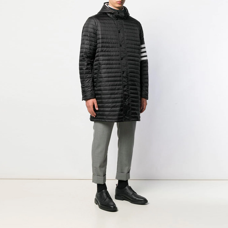 Purchase Chaqueta Negra con Capucha Thom Browne FW21 y Rayas Four-Bar. MOD013X-05411-001
