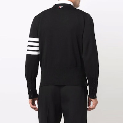 THOM BROWNE FW21 Sweatshirt Hitam Knit dengan Four-Stripes & Stickman Klasik. MKA380A-Y1002-001 Shop THOM BROWNE FW21 Sweatshirt Hitam Knit dengan Four-Stripes & Stickman Klasik. MKA380A-Y1002-001