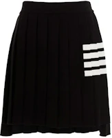 Order Thom Browne FW21 黑色百褶裙 四條杠設計 - 學院風時尚。 FKK090A-Y1002-001