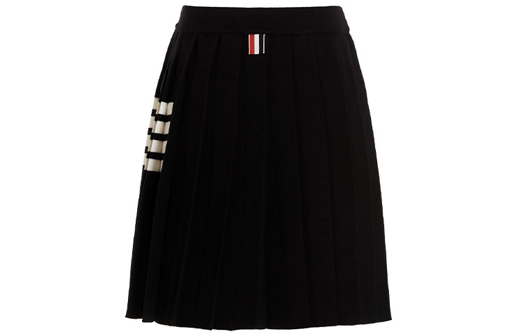 Lookbook Falda Negra Plisada Thom Browne FW21 con Cuatro Rayas - Estilo Preppy. FKK090A-Y1002-001