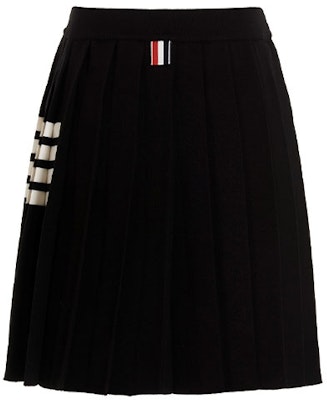 Falda Negra Plisada Thom Browne FW21 con Cuatro Rayas - Estilo Preppy. FKK090A-Y1002-001 Lookbook Falda Negra Plisada Thom Browne FW21 con Cuatro Rayas - Estilo Preppy. FKK090A-Y1002-001