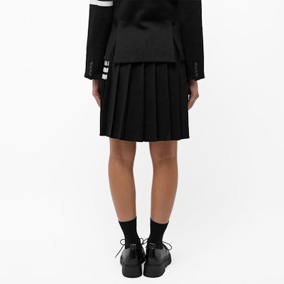 Falda Negra Plisada Thom Browne FW21 con Cuatro Rayas - Estilo Preppy. FKK090A-Y1002-001 Purchase Falda Negra Plisada Thom Browne FW21 con Cuatro Rayas - Estilo Preppy. FKK090A-Y1002-001