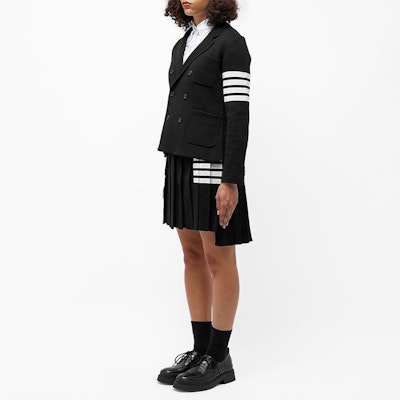 Falda Negra Plisada Thom Browne FW21 con Cuatro Rayas - Estilo Preppy. FKK090A-Y1002-001 Details for Falda Negra Plisada Thom Browne FW21 con Cuatro Rayas - Estilo Preppy. FKK090A-Y1002-001