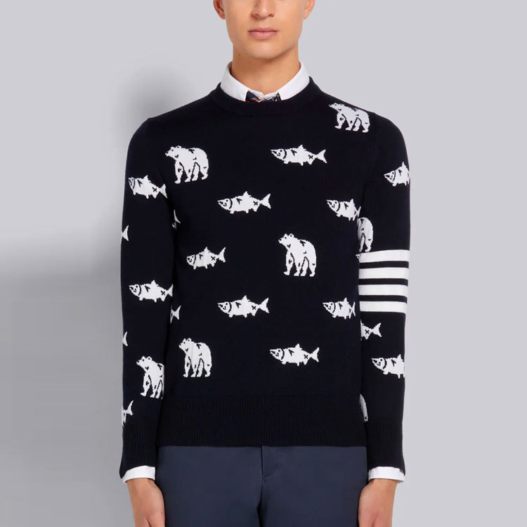 Lookbook THOM BROWNE FW21 Suéter Negro de Lana con Oso y Salmón Estampado Manga Larga MKA365A-Y1002-415