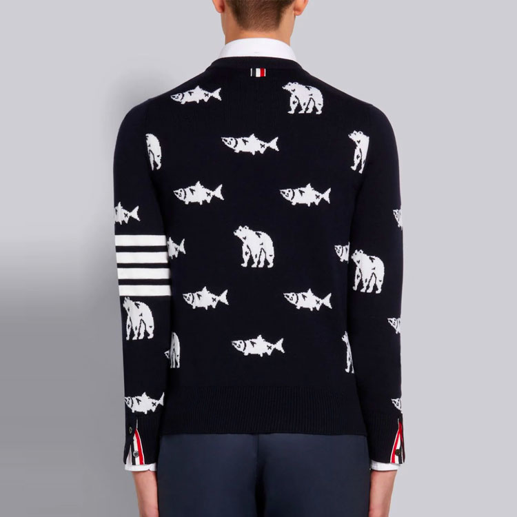 Shop THOM BROWNE FW21 Suéter Negro de Lana con Oso y Salmón Estampado Manga Larga MKA365A-Y1002-415