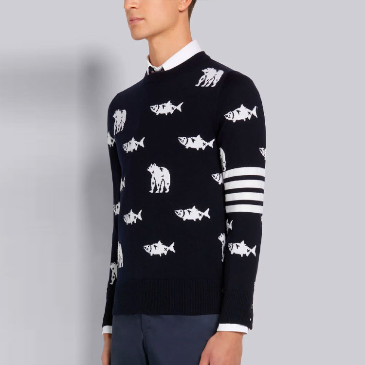 Purchase THOM BROWNE FW21 Suéter Negro de Lana con Oso y Salmón Estampado Manga Larga MKA365A-Y1002-415