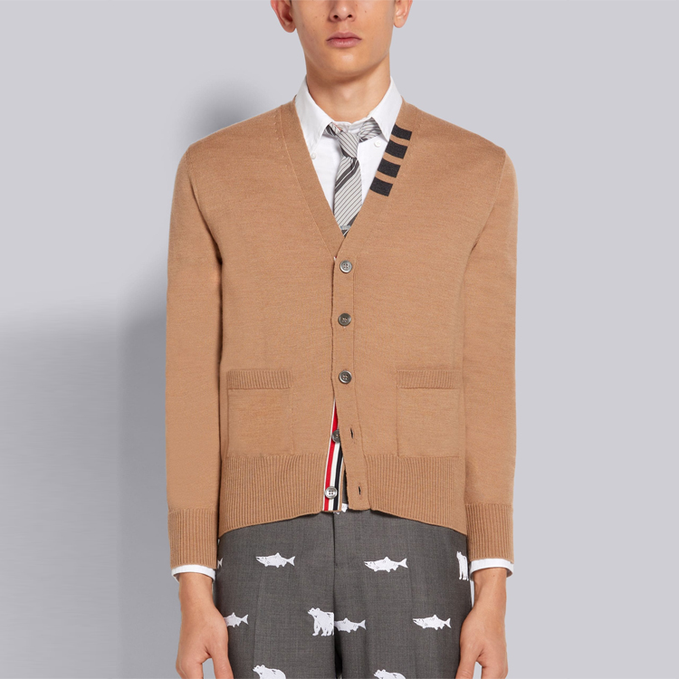 Thom Browne FW21 Camel Wool V-Neck Sweater with Four-Bar Stripes. MKC352A-Y1002-275 圖 4