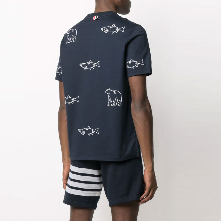 Shop 톰브라운 FW21 피쉬 앤 베어 자수 반팔 티셔츠 MJS160E-10030-415