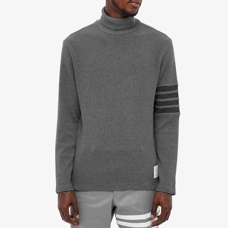 Lookbook Suéter de Punto Cuello Alto Gris Thom Browne FW21 Barra Cuádruple. MJS106P-05802-025