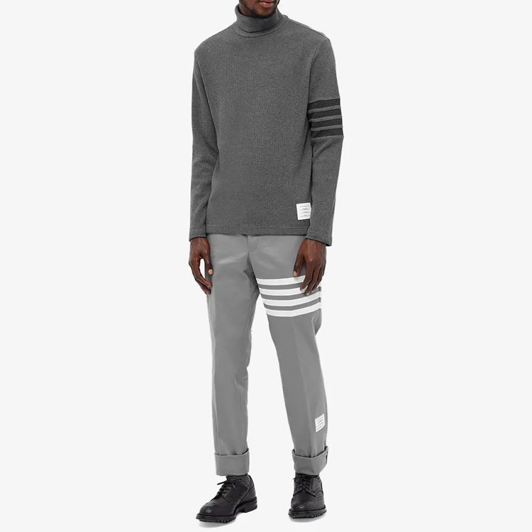 Purchase Suéter de Punto Cuello Alto Gris Thom Browne FW21 Barra Cuádruple. MJS106P-05802-025