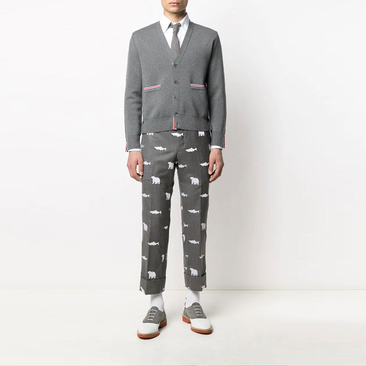 Shop THOM BROWNE FW21 Kardigan Wol Abu-Abu dengan Desain V-Neck Bergaris. MKC354A-Y1002-035