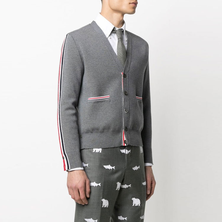 Purchase THOM BROWNE FW21 Kardigan Wol Abu-Abu dengan Desain V-Neck Bergaris. MKC354A-Y1002-035