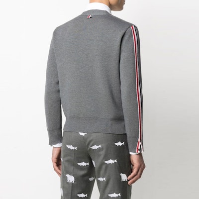 THOM BROWNE FW21 Kardigan Wol Abu-Abu dengan Desain V-Neck Bergaris. MKC354A-Y1002-035 Details for THOM BROWNE FW21 Kardigan Wol Abu-Abu dengan Desain V-Neck Bergaris. MKC354A-Y1002-035