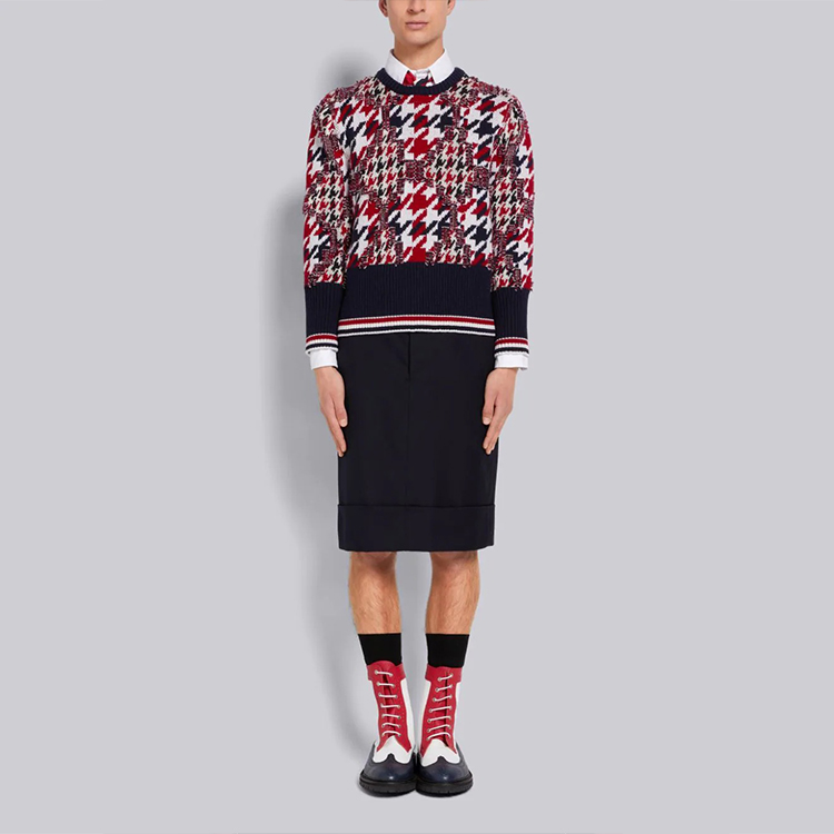 Lookbook 톰 브라운 FW21 하운드투스 자카드 울 크루넥 스웨터 레드 남성용. MKA-375AY9005-960