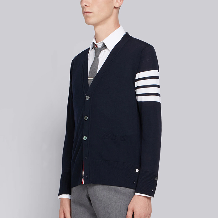 Sizing 톰브라운 FW21 메리노울 V넥 가디건 4선 유니섹스 블루 스웨터 MKC002A-00014-415