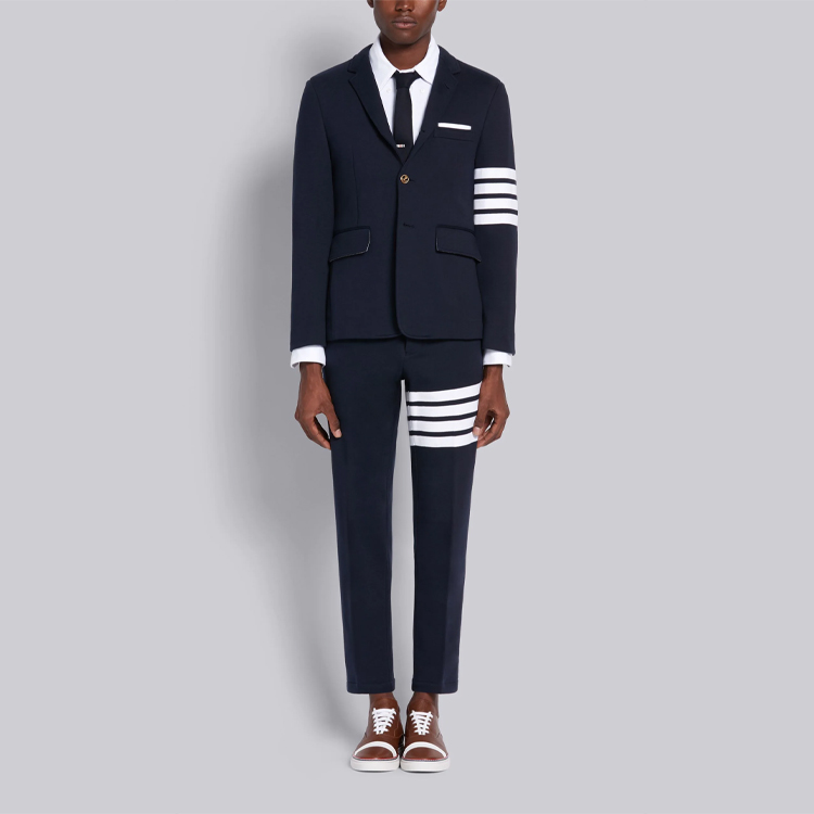 Lookbook THOM BROWNE FW21 Blazer Azul Marino 4-Stripe Escolar Elegante. MJU426A-00535-415