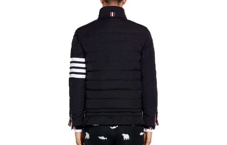 Lookbook Chaleco Acolchado Azul Marino Thom Browne FW21 con Diseño de Cremallera a Rayas. MVD024X-07259-415