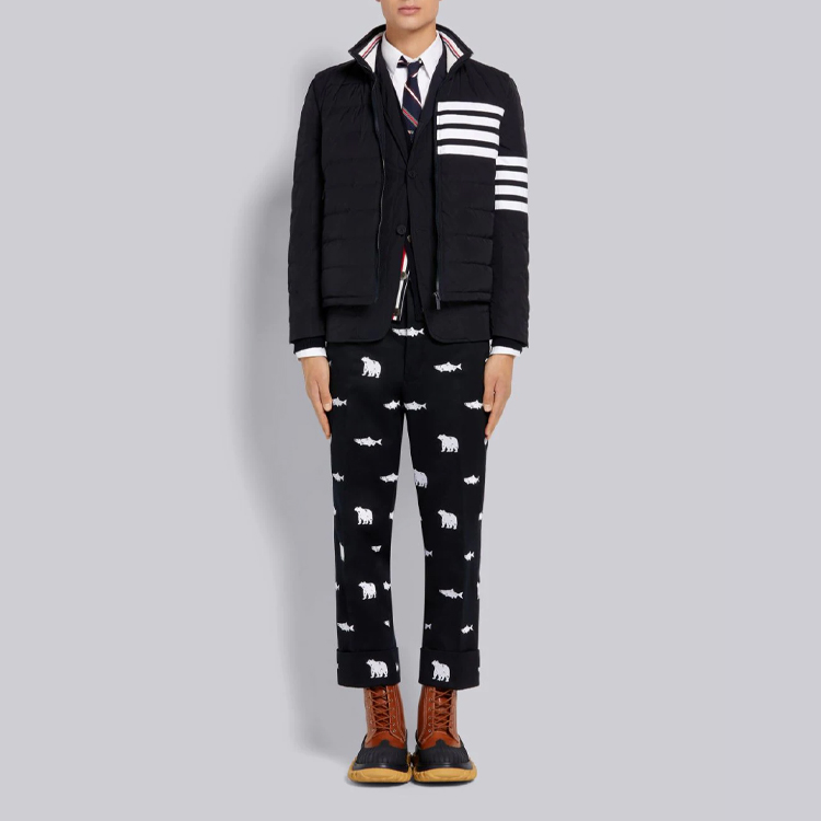 Shop Chaleco Acolchado Azul Marino Thom Browne FW21 con Diseño de Cremallera a Rayas. MVD024X-07259-415