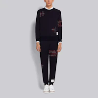 Lookbook 톰 브라운 FW21 네이비 블루 자수 크루넥 풀오버 스웨트셔츠 남성. MJT289E-06931-415