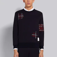 Shop 톰 브라운 FW21 네이비 블루 자수 크루넥 풀오버 스웨트셔츠 남성. MJT289E-06931-415