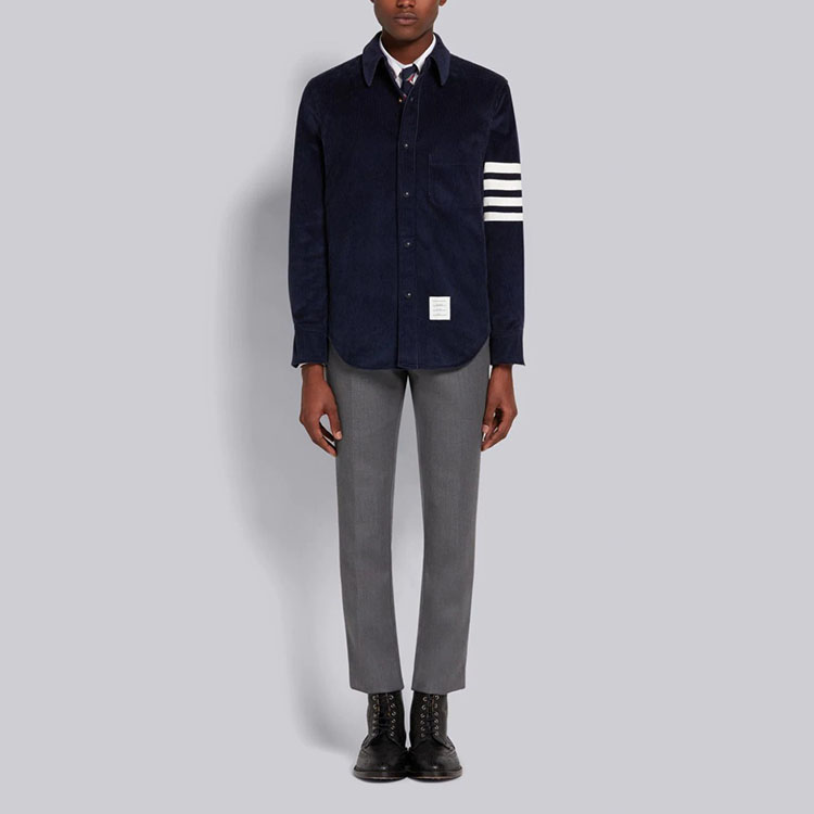 Lookbook 톰 브라운 FW21 네이비 코듀로이 포바 셔츠 재킷. MJO145A-07471-415