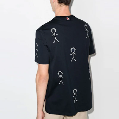 トムブラウン FW21 スティックマン グラフィック ブルー クルーネック Tシャツ MJS164A-07656-415 Sizing トムブラウン FW21 スティックマン グラフィック ブルー クルーネック Tシャツ MJS164A-07656-415