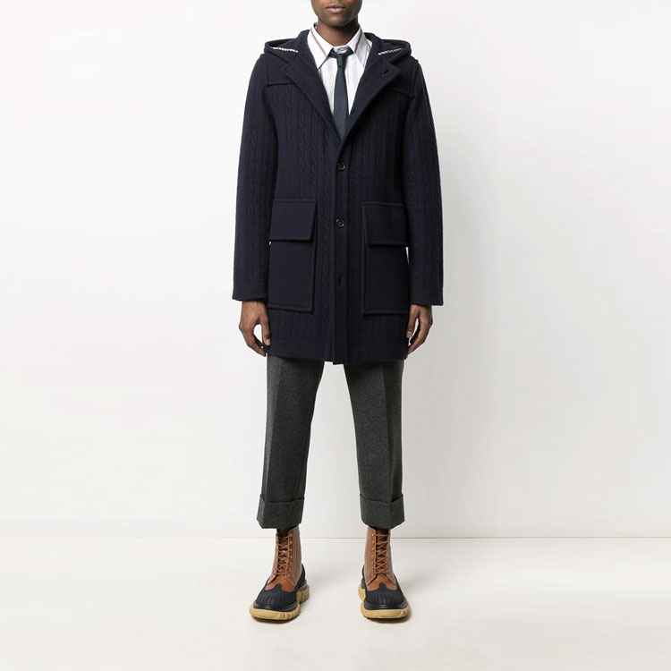 Lookbook Abrigo Azul de Hombre Thom Browne FW21 a Rayas con Capucha y Manga Larga. MKJ070A-Y1019-415