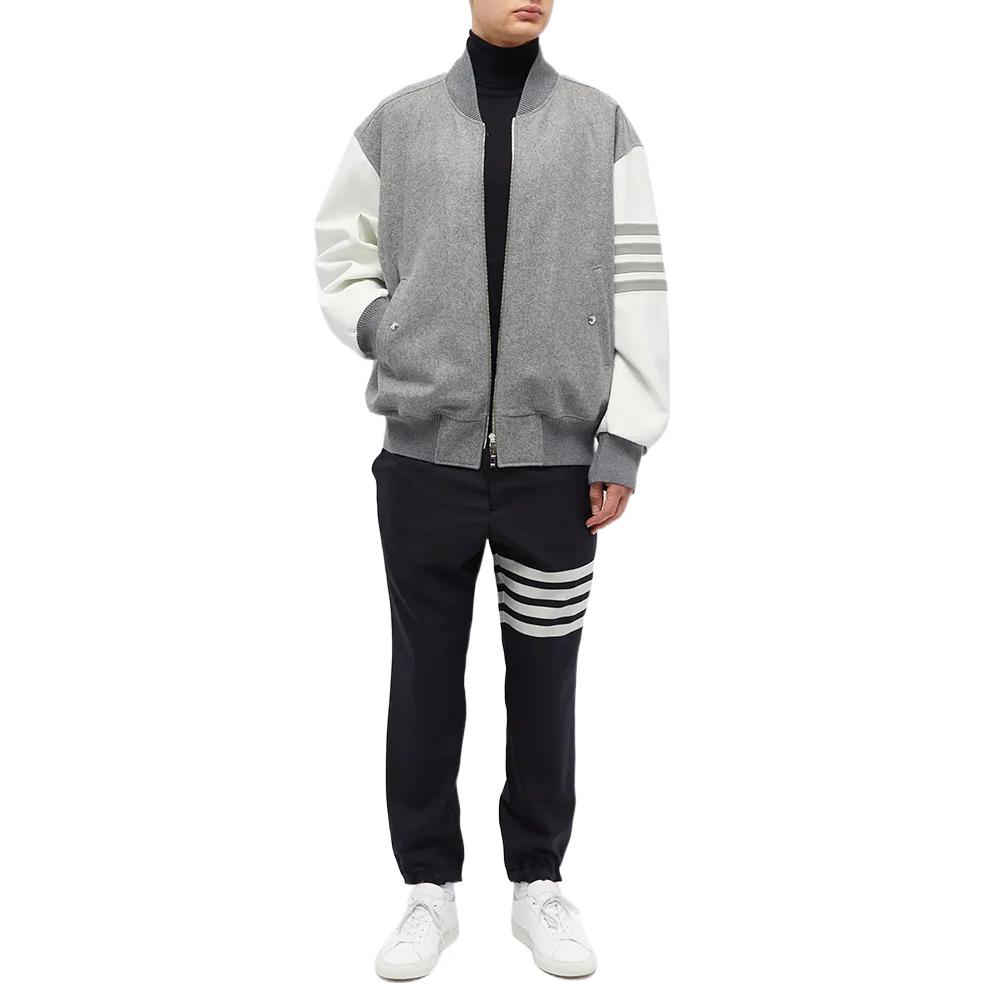 Lookbook 톰브라운 FW22 4-바 네이비 지퍼 스웨트팬츠 캐주얼 바지. MTT030A-06146-415