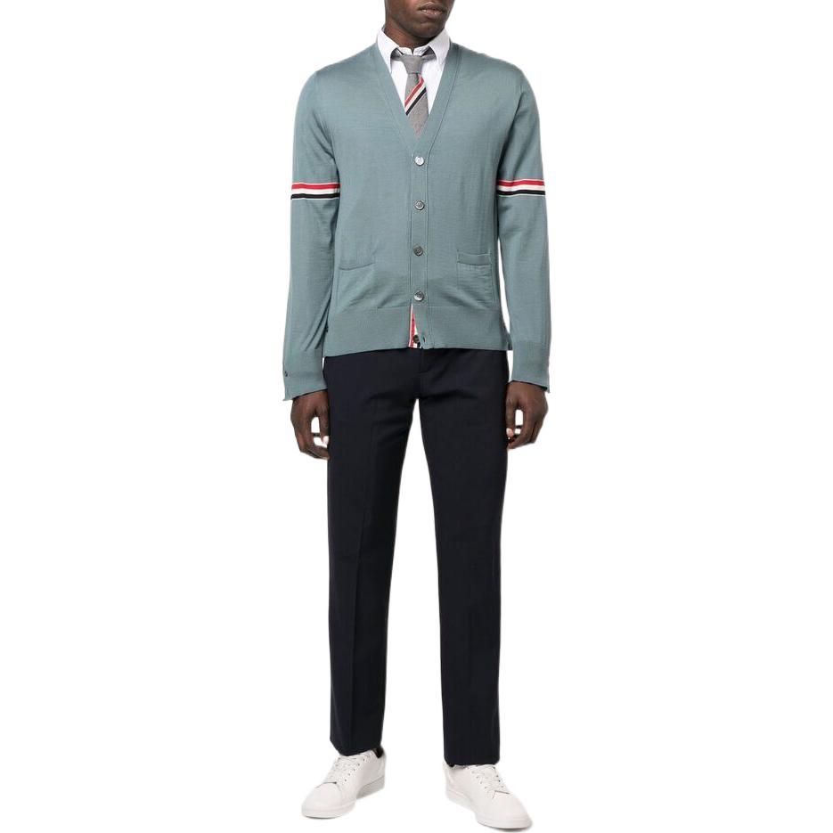 Purchase Thom Browne FW22 Kardigan Wol V-Neck Biru dengan Garis Lengan. MKC410-AY1014-420