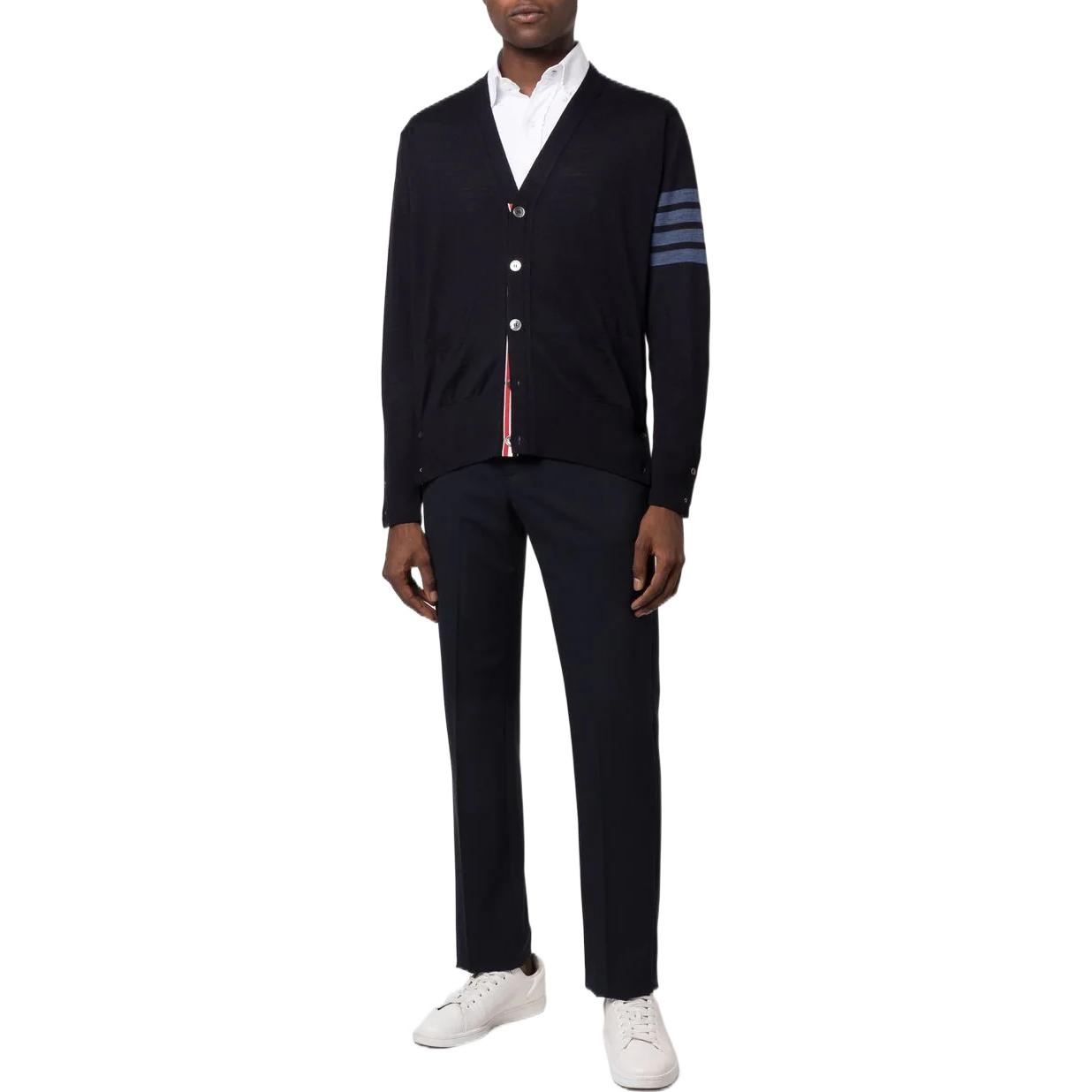 Lookbook THOM BROWNE FW22 Klasik 4-Bar V-Neck Wool Cardigan Sweater Navy. MKC002B-Y1014-415