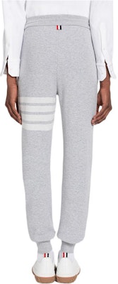 톰브라운 FW22 그레이 4-바 니트 조거 스웻 팬츠 조절 가능한 허리. MJQ142-AJ0012-065 Lookbook 톰브라운 FW22 그레이 4-바 니트 조거 스웻 팬츠 조절 가능한 허리. MJQ142-AJ0012-065