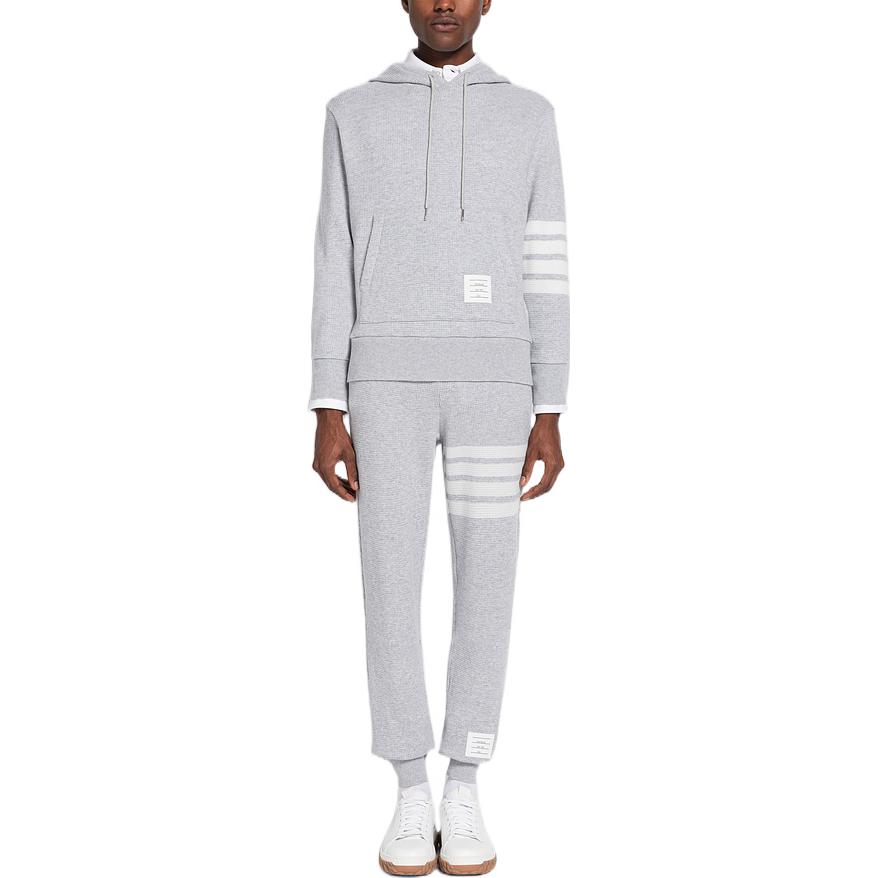 Shop 톰브라운 FW22 그레이 4-바 니트 조거 스웻 팬츠 조절 가능한 허리. MJQ142-AJ0012-065