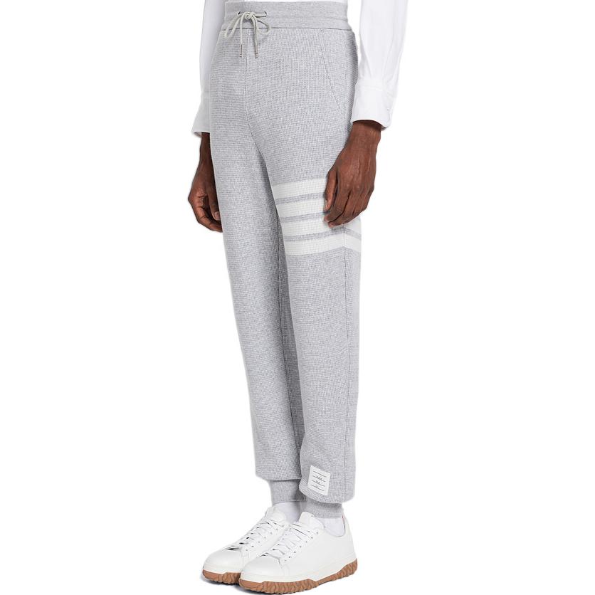 Purchase 톰브라운 FW22 그레이 4-바 니트 조거 스웻 팬츠 조절 가능한 허리. MJQ142-AJ0012-065