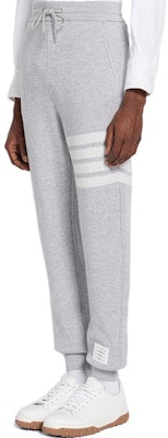 톰브라운 FW22 그레이 4-바 니트 조거 스웻 팬츠 조절 가능한 허리. MJQ142-AJ0012-065 Purchase 톰브라운 FW22 그레이 4-바 니트 조거 스웻 팬츠 조절 가능한 허리. MJQ142-AJ0012-065