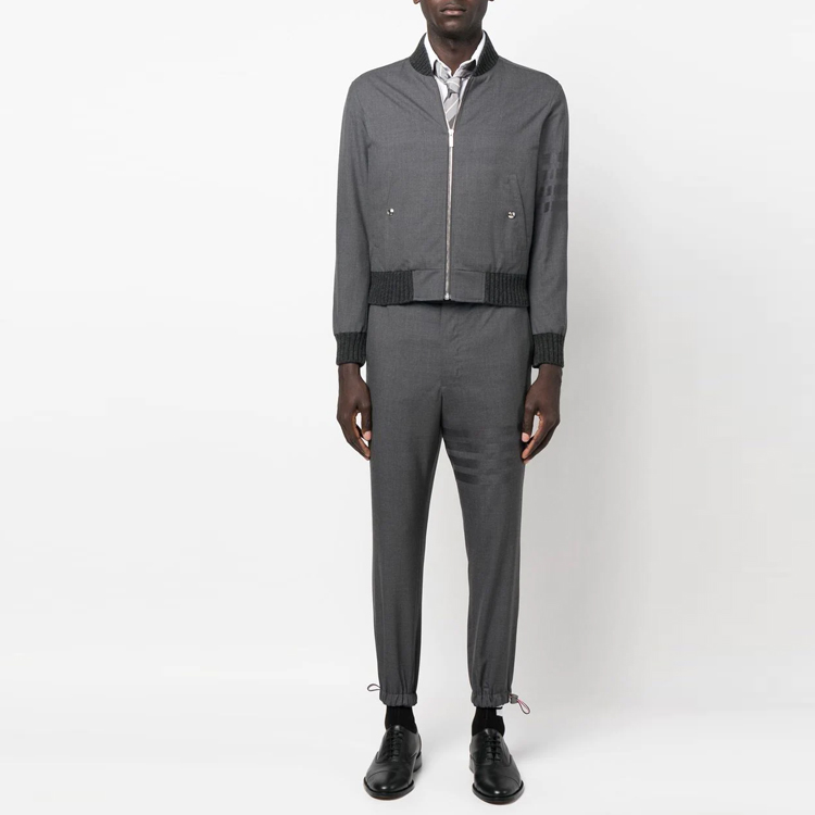 Lookbook THOM BROWNE FW22 灰色4-Bar條紋拉鍊休閒長褲 MTT030A-06146-025