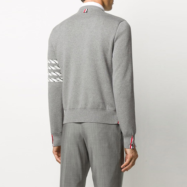 Purchase Thom Browne FW22 Suéter de Punto Gris con Franjas de Algodón 4-Bar. MKA352A-Y3007-055