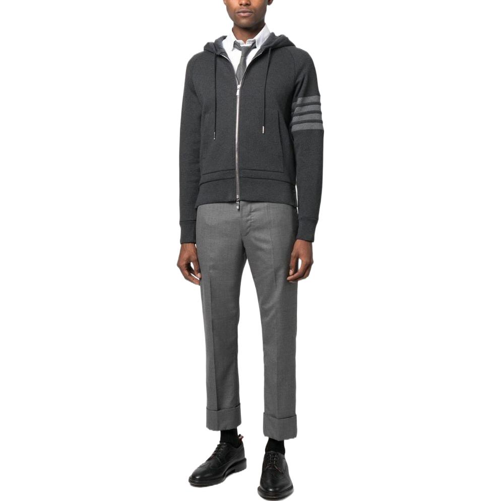 Lookbook THOM BROWNE FW22 Hoodie Abu-Abu dengan Four-Bar Stripes Klasik. MJT204A-06452-015