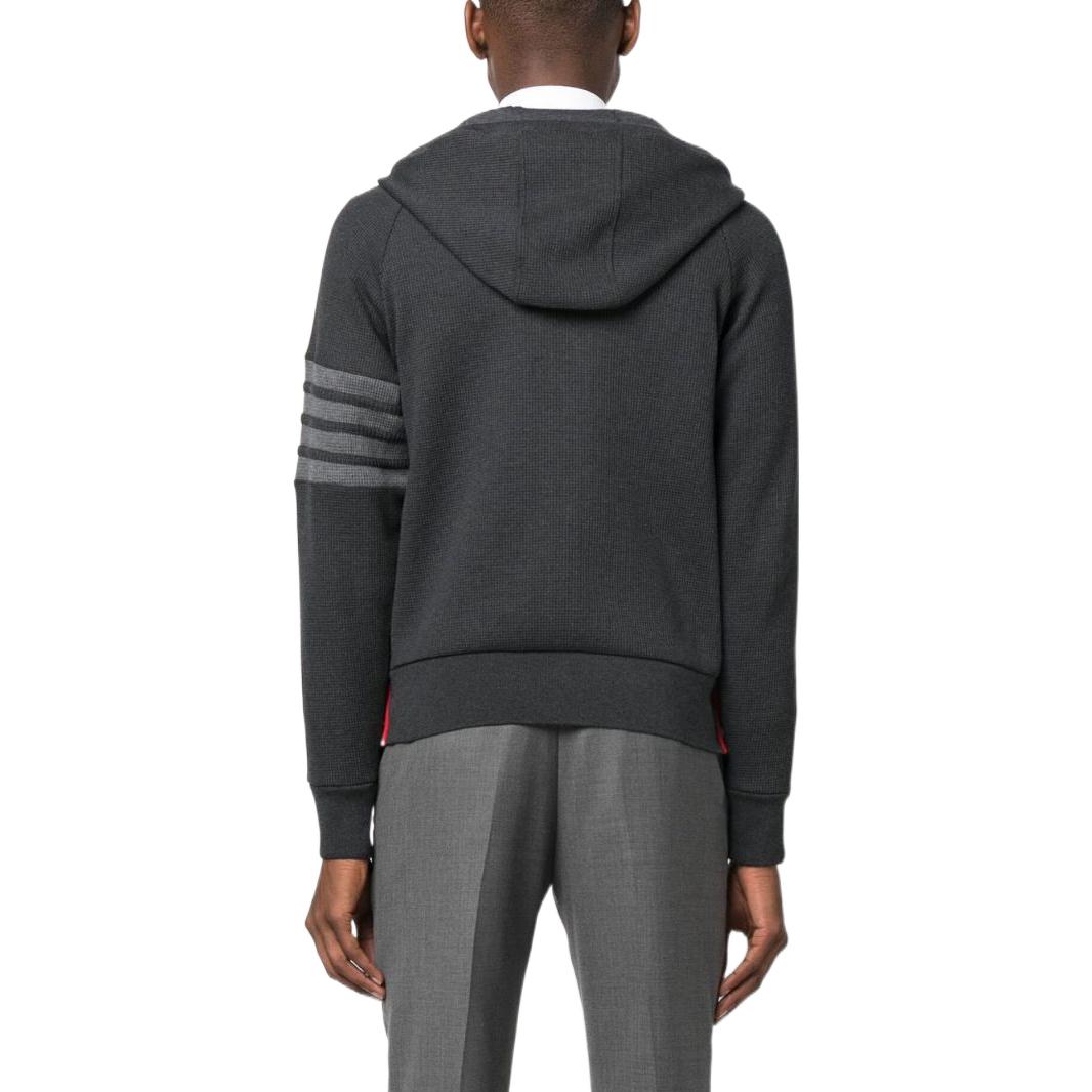 Shop THOM BROWNE FW22 Hoodie Abu-Abu dengan Four-Bar Stripes Klasik. MJT204A-06452-015