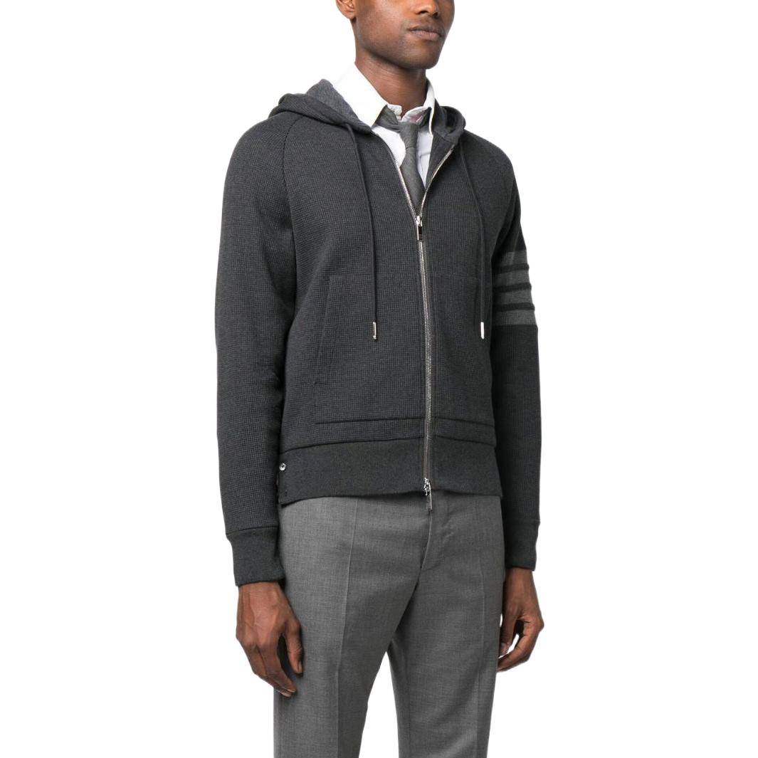 Purchase THOM BROWNE FW22 Hoodie Abu-Abu dengan Four-Bar Stripes Klasik. MJT204A-06452-015