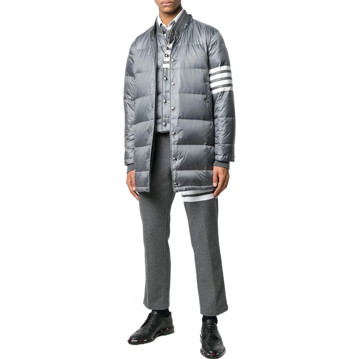 Lookbook THOM BROWNE FW22 Abrigo Gris Holgado Recto con Capucha. MOD041X-05411-035