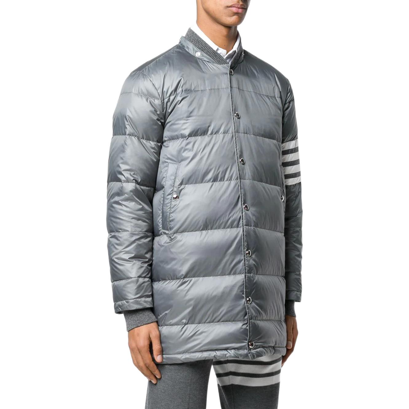 Shop THOM BROWNE FW22 Abrigo Gris Holgado Recto con Capucha. MOD041X-05411-035