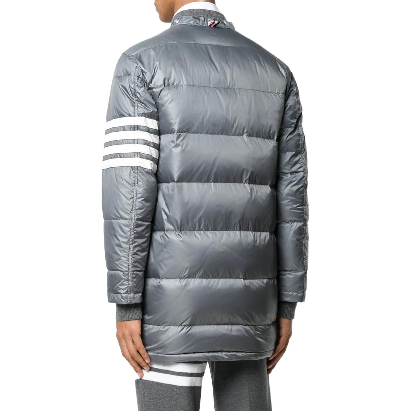 Purchase THOM BROWNE FW22 Abrigo Gris Holgado Recto con Capucha. MOD041X-05411-035