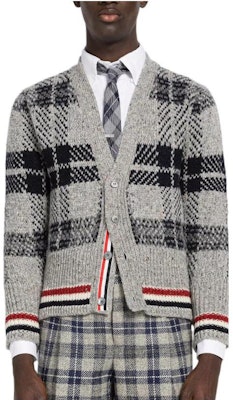 톰 브라운 FW22 그레이 모헤어 브이넥 체크 니트 스트라이프 스웨터. MKC431A-Y1506-035 Lookbook 톰 브라운 FW22 그레이 모헤어 브이넥 체크 니트 스트라이프 스웨터. MKC431A-Y1506-035