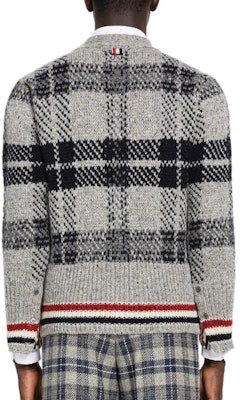 톰 브라운 FW22 그레이 모헤어 브이넥 체크 니트 스트라이프 스웨터. MKC431A-Y1506-035 Shop 톰 브라운 FW22 그레이 모헤어 브이넥 체크 니트 스트라이프 스웨터. MKC431A-Y1506-035