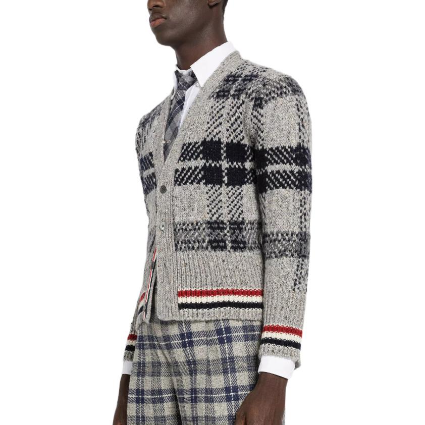 Purchase 톰 브라운 FW22 그레이 모헤어 브이넥 체크 니트 스트라이프 스웨터. MKC431A-Y1506-035