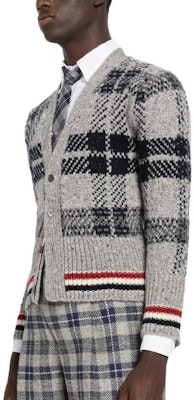 톰 브라운 FW22 그레이 모헤어 브이넥 체크 니트 스트라이프 스웨터. MKC431A-Y1506-035 Purchase 톰 브라운 FW22 그레이 모헤어 브이넥 체크 니트 스트라이프 스웨터. MKC431A-Y1506-035