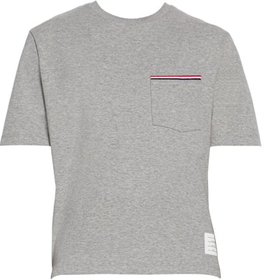 Thom Browne FW22 Camiseta Gris con Bolsillo y Rayas. MJS183A-07323-055 Buy Thom Browne FW22 Camiseta Gris con Bolsillo y Rayas. MJS183A-07323-055