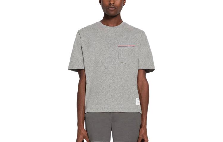 Order Thom Browne FW22 Camiseta Gris con Bolsillo y Rayas. MJS183A-07323-055