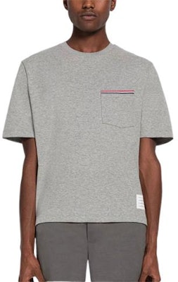 Thom Browne FW22 Camiseta Gris con Bolsillo y Rayas. MJS183A-07323-055 Order Thom Browne FW22 Camiseta Gris con Bolsillo y Rayas. MJS183A-07323-055