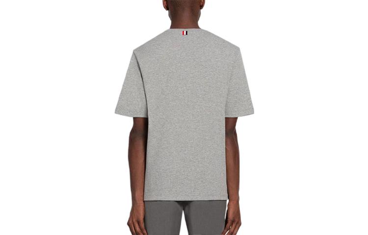 Lookbook Thom Browne FW22 Camiseta Gris con Bolsillo y Rayas. MJS183A-07323-055